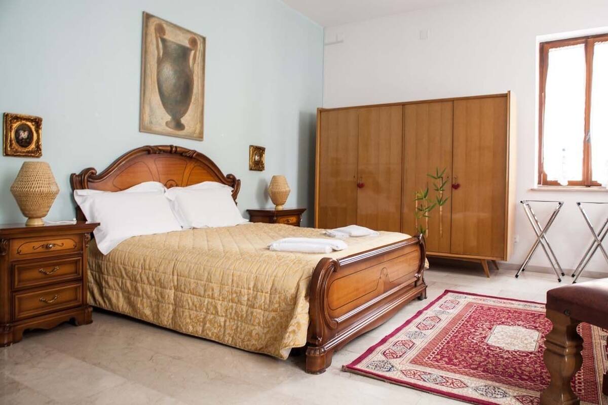 Premium bedding, desk, free cots/infant beds, free WiFi