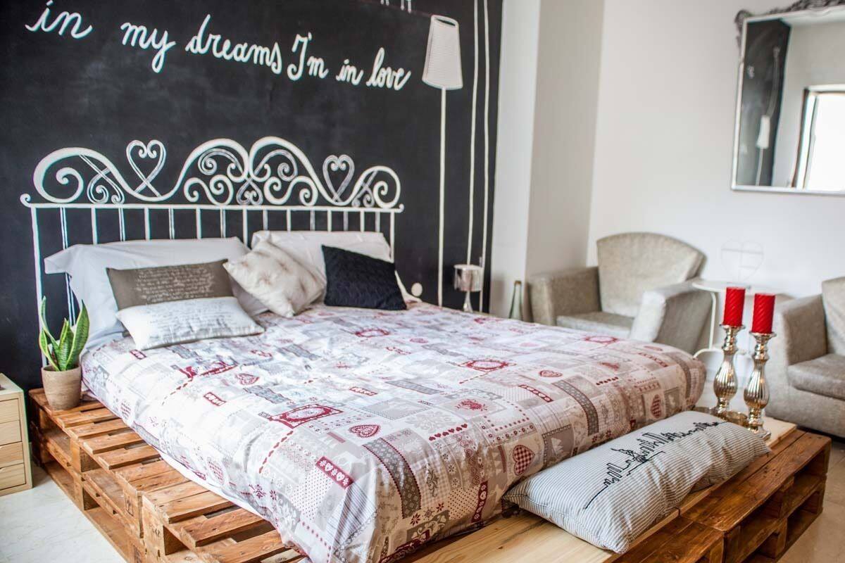 Premium bedding, desk, free cots/infant beds, free WiFi