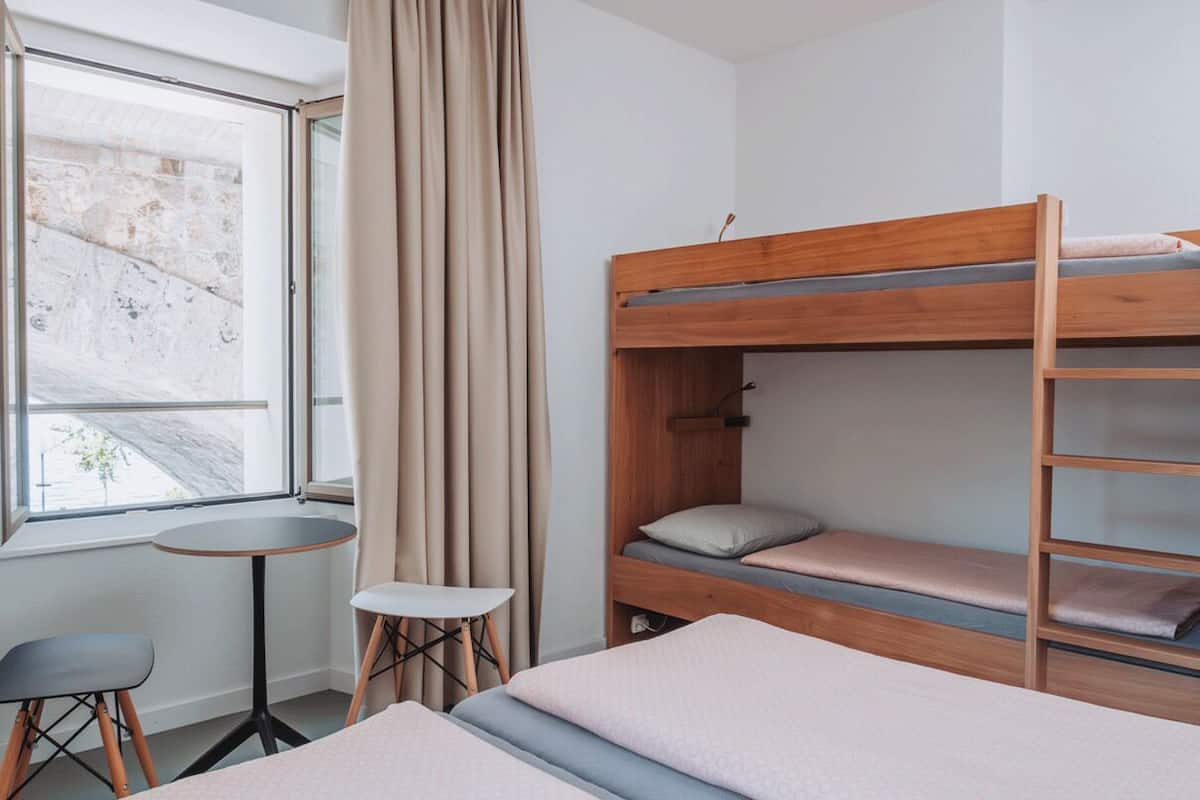 Chambre Quadruple, salle de bains commune