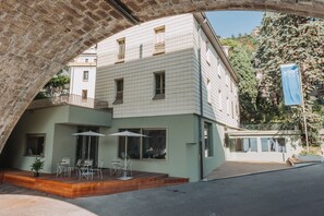 Un edificio moderno con balcón y zona de estar al aire libre.