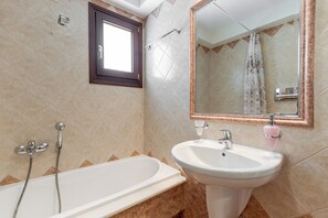 Studio, balcon, vue partielle sur la mer | Salle de bain | Baignoire, sèche-cheveux, serviettes fournies, savon