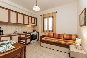 Apartment, Balcony, Partial Sea View | Private kitchen