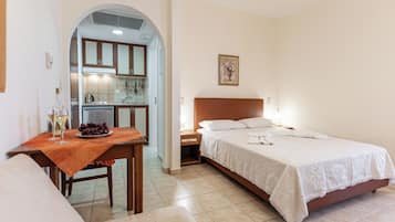 Studio, balcon, vue partielle sur la mer | Coffres-forts dans les chambres, bureau, chambres insonorisées