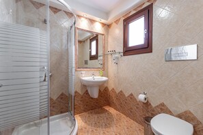 Studio, Balcony, Partial Sea View | Bathroom | Bathtub, hair dryer, towels, soap - Anthi Studios (Naxos)