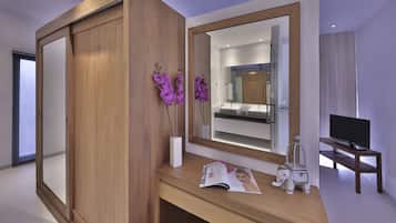 Luxury Pool Villa | Business center omassa huoneessa