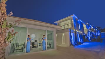 Luxury Pool Villa | Interior entrance