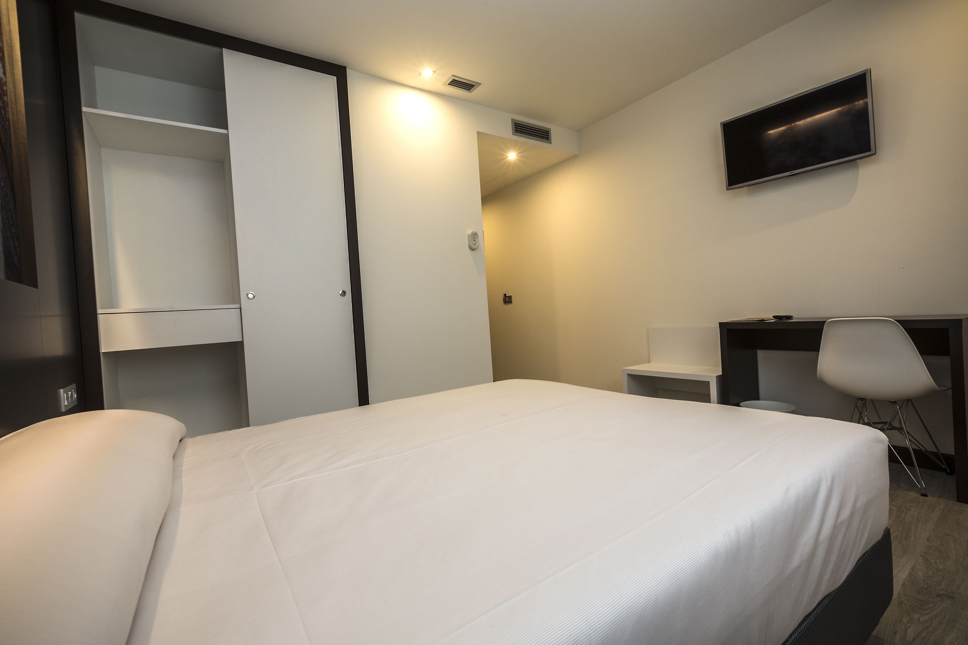 double room, 1 double bed | desk, blackout curtains, free wifi, bed sheets