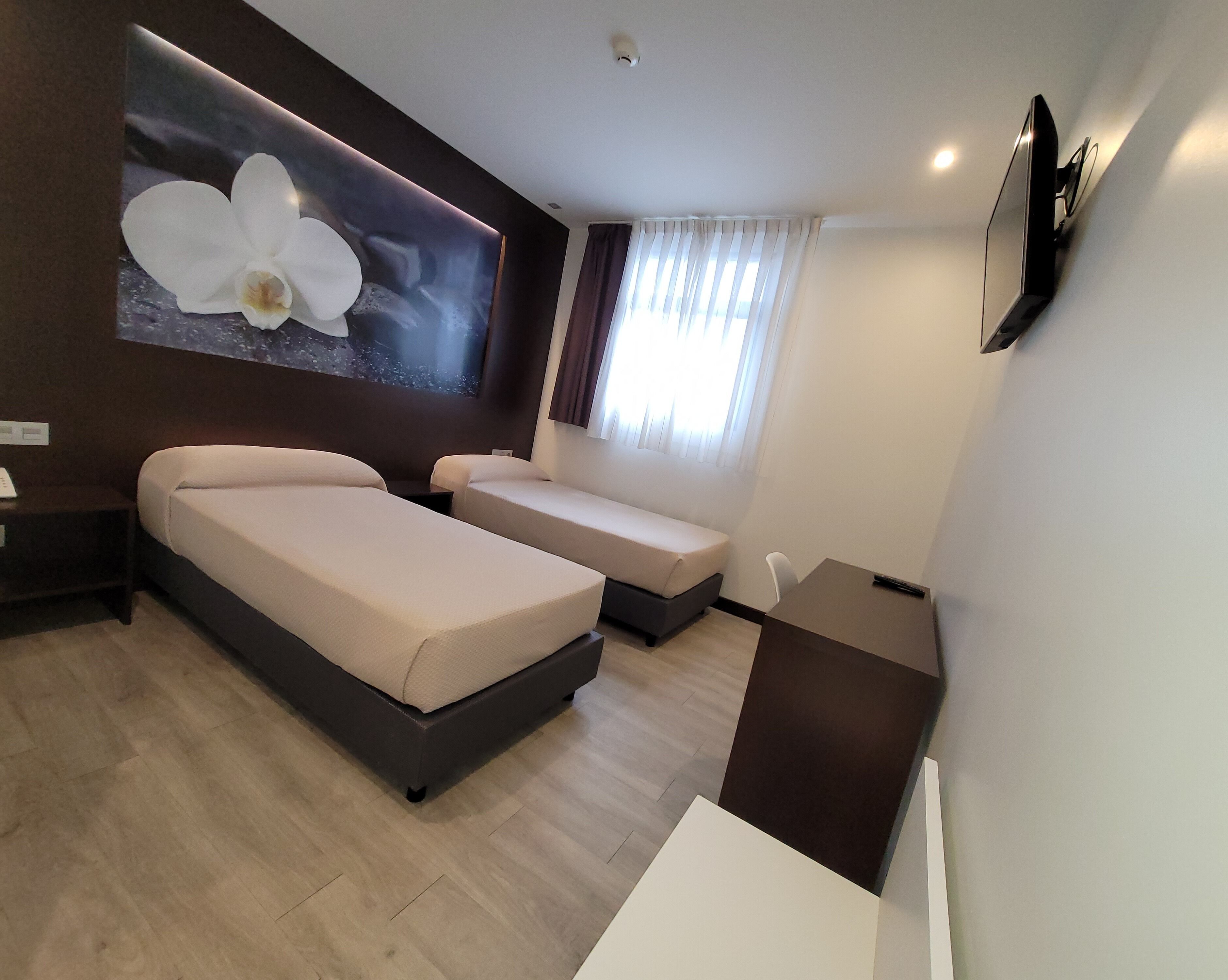 standard double room | desk, blackout curtains, free wifi, bed sheets