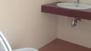 Shower, free toiletries, towels
