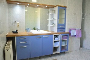Apartment, 2 Bedrooms, Non Smoking, Terrace | Bathroom