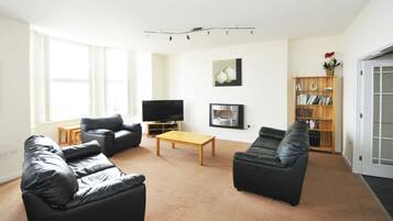 Apartment, 2 Bedrooms | Living area | Smart TV, fireplace, Netflix, DVD player