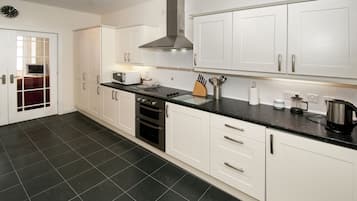 Apartemen, 2 kamar tidur | Dapur pribadi | Lemari es besar, microwave, oven, dan kompor