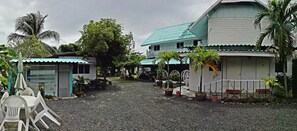 المنطقة المحي طة بالمنشأة