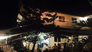 Petit déjeuner et dîner servis sur place, spécialités Cuisine thaï