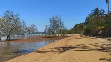 Beach nearby, white sand, 20 beach bars