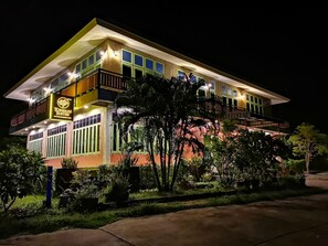 住宿正面 - 傍晚/夜晚