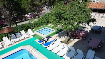Piscina a l'aire lliure, para-sols i gandules