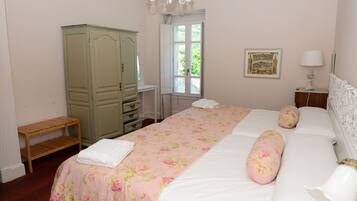 Cortinas blackout, wifi gratis y ropa de cama