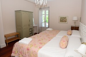 Quarto casal luxo | Cortinas blackout, Wi-Fi de cortesia, roupa de cama