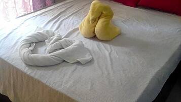 Studio Apartment | Ropa de cama de alta calidad y tabla de planchar con plancha