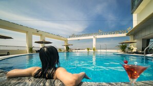 A pool area with a clear view of the sky and a building in the background. - Muong Thanh Luxury Vientiane (Vientiane)