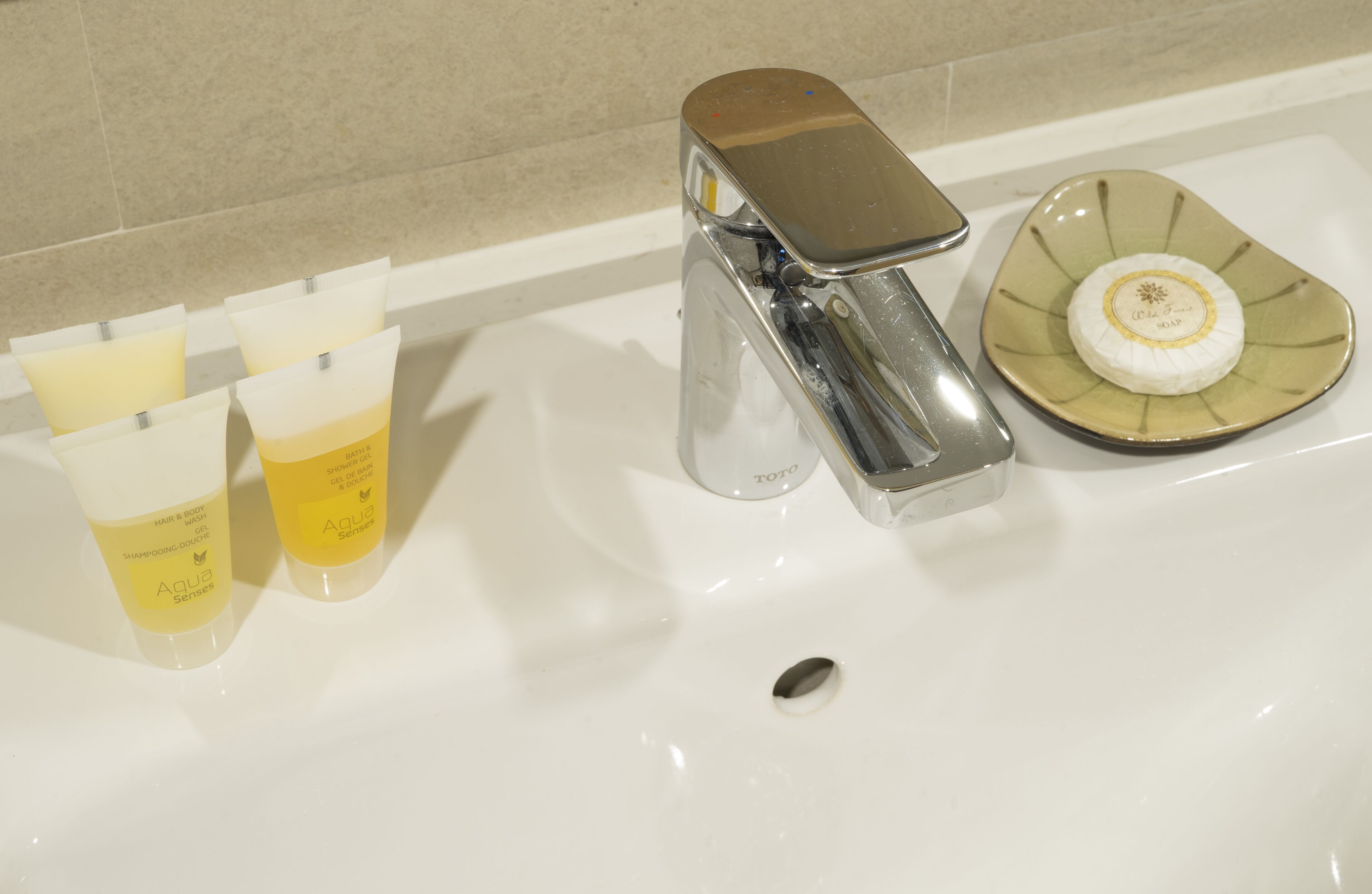 deluxe double room, 1 king bed, city view | bathroom | free toiletries, hair dryer, bathrobes, slippers