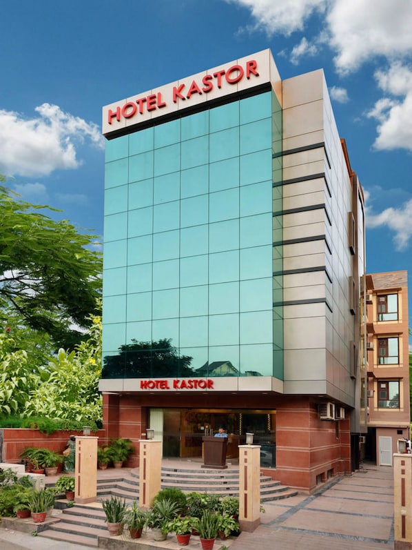 A modern hotel building with a prominent sign reading "HOTEL KASTOR".