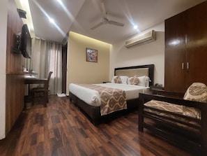 Deluxe Room, 1 Bedroom, Private Bathroom | Egyptian cotton sheets, premium bedding, down comforters
