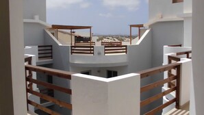 A modern apartment with a balcony overlooking a scenic landscape. - Cala Da Lua (Boa Vista)