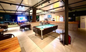 Petit déjeuner, déjeuner et dîner servis sur place