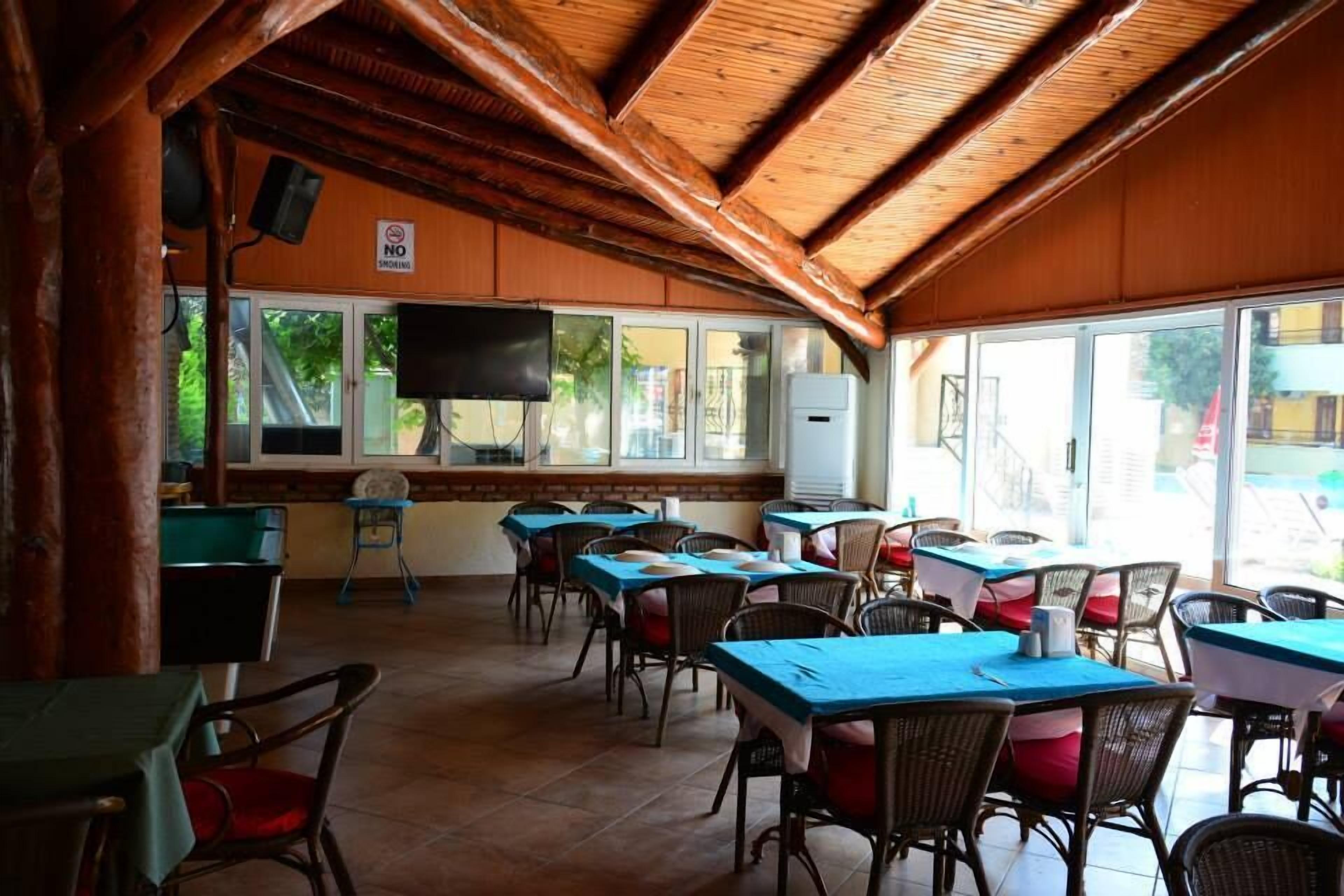 breakfast, lunch and dinner served