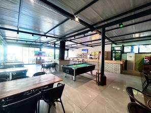 Petit déjeuner, déjeuner et dîner servis sur place