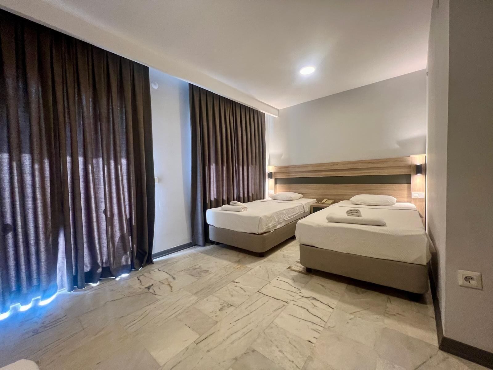 標準雙人或雙床房 | 客房內保險箱、免費無線上網