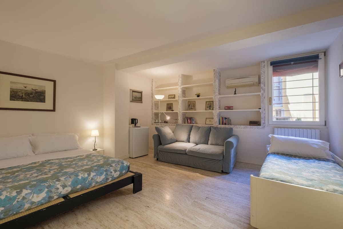 Driepersoonskamer, privébadkamer (Tripla con bagno esterno) | Italiaanse Frette-lakens, luxe beddengoed, donsdekens
