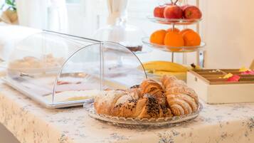 Ein Frühstücksbuffet mit Gebäck, Früchten und Brot.