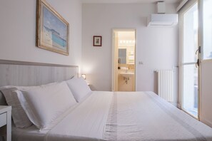 Chambre Standard, 1 lit double, salle de bain attenante | Draps italiens de Frette, literie de qualité, couette en duvet