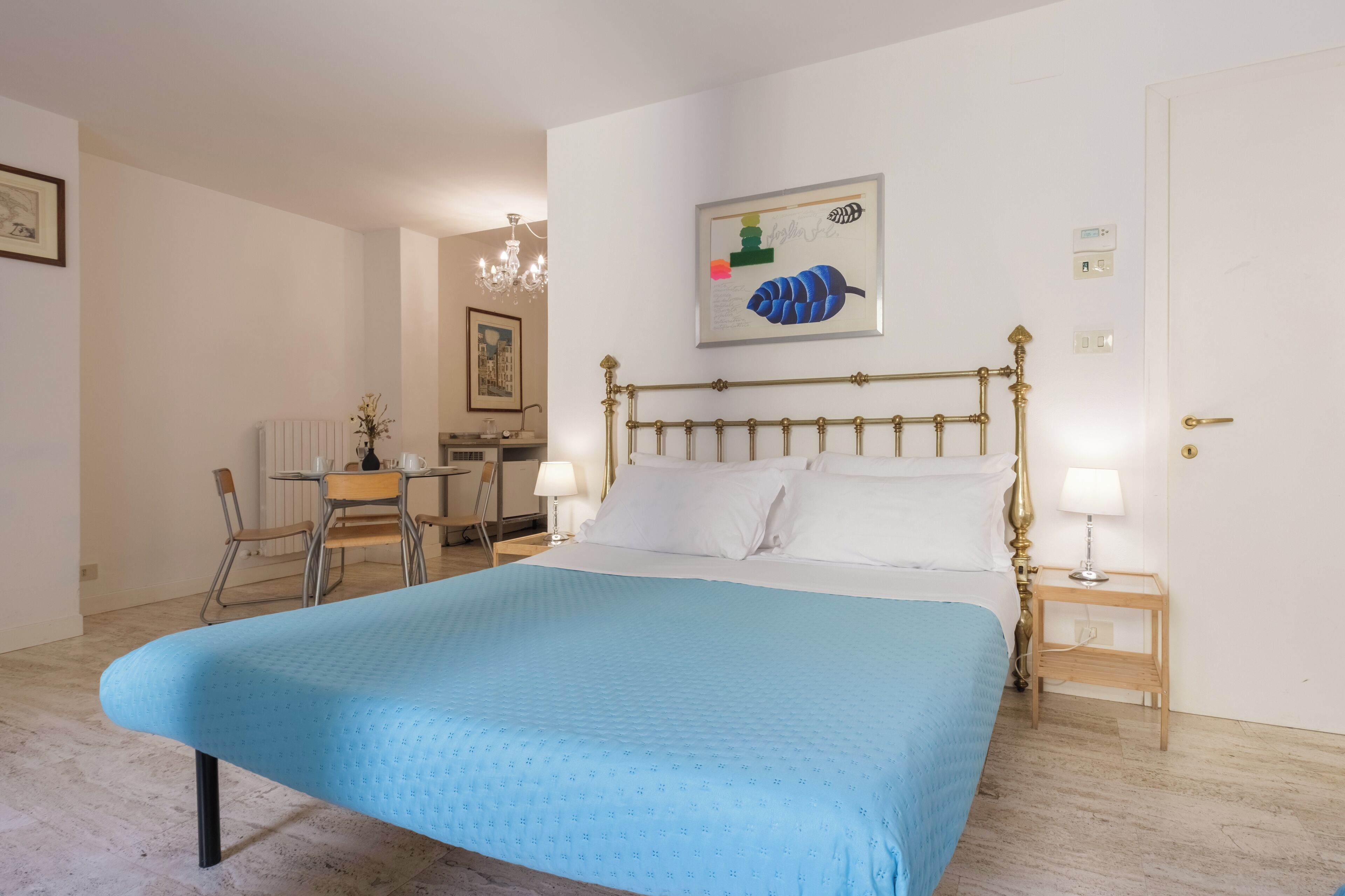 ファミリー 4 人部屋 エンスイート (Quadrupla) | イタリアのフレッテ製シーツ、高級寝具、羽毛の掛け布団、遮光カーテン