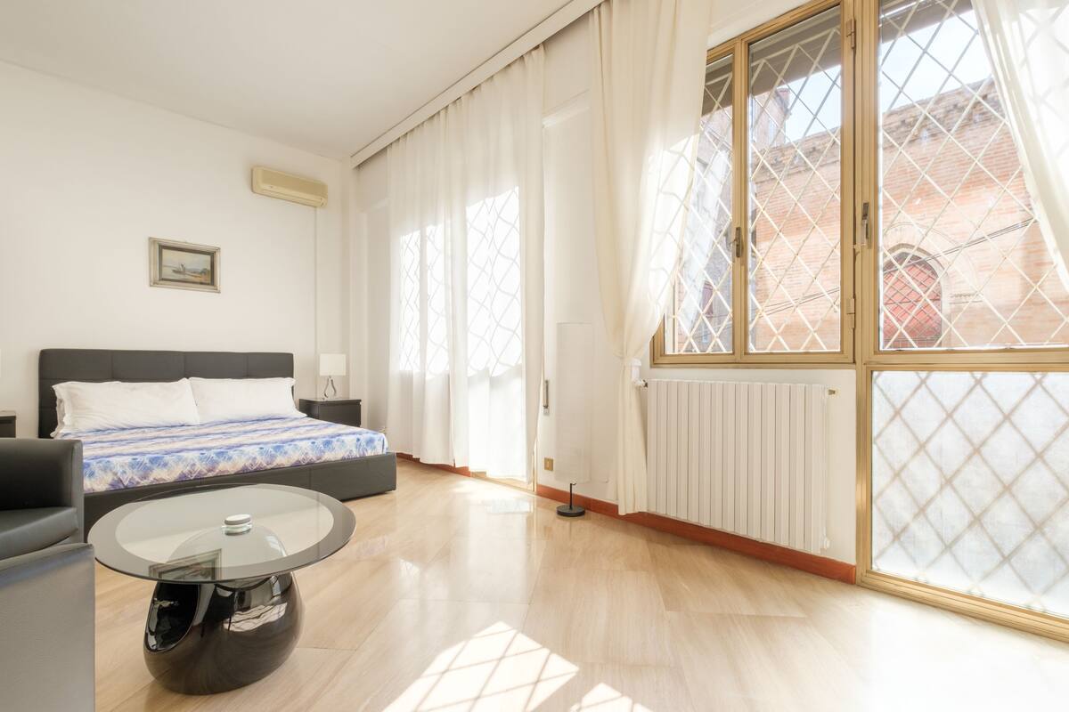 Tweepersoonskamer, gemeenschappelijke badkamer | Italiaanse Frette-lakens, luxe beddengoed, donsdekens