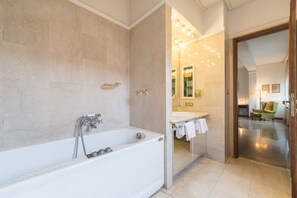 Luxe suite, 1 queensize bed, en-suite badkamer | Badkamer | Gratis toiletartikelen, een haardroger, handdoeken