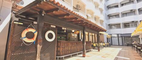 Bar à beira da piscina