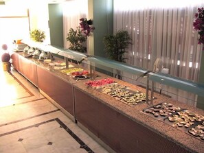 2 ristoranti, aperti a colazione e a pranzo, cucina internazionale