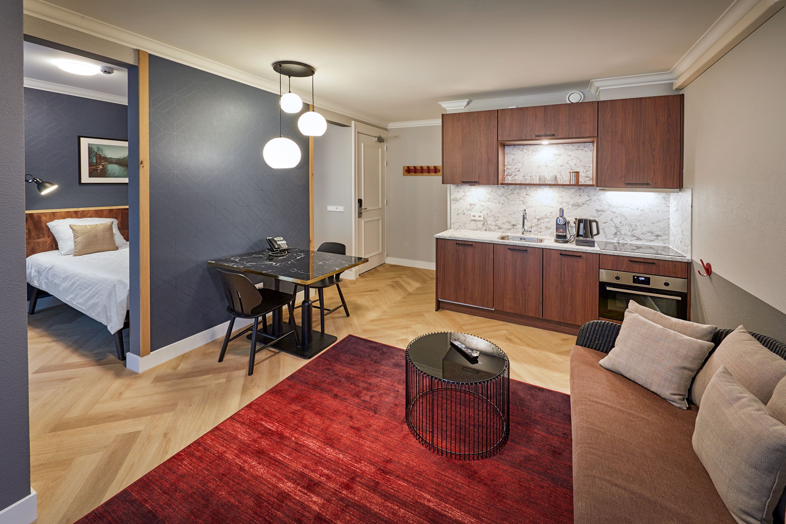 Àtic exclusiu, 2 dormitoris, no fumadors, vistes a la ciutat | Cuina privada | Frigorífic, microones, forn i placa de cuina 