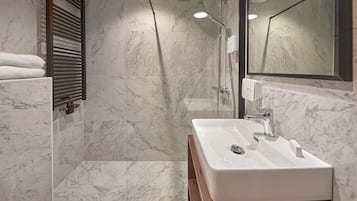 City Studio | Bathroom | Shower, rainfall showerhead, free toiletries, hair dryer
