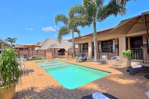 2 室外游泳池，日光浴躺椅