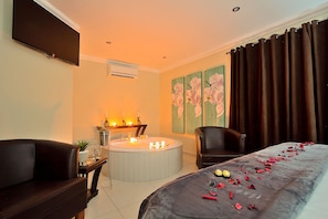 Honeymoon Suite | Bathroom | Free toiletries, towels - Gecko Inn Guest House (Richards Bay)