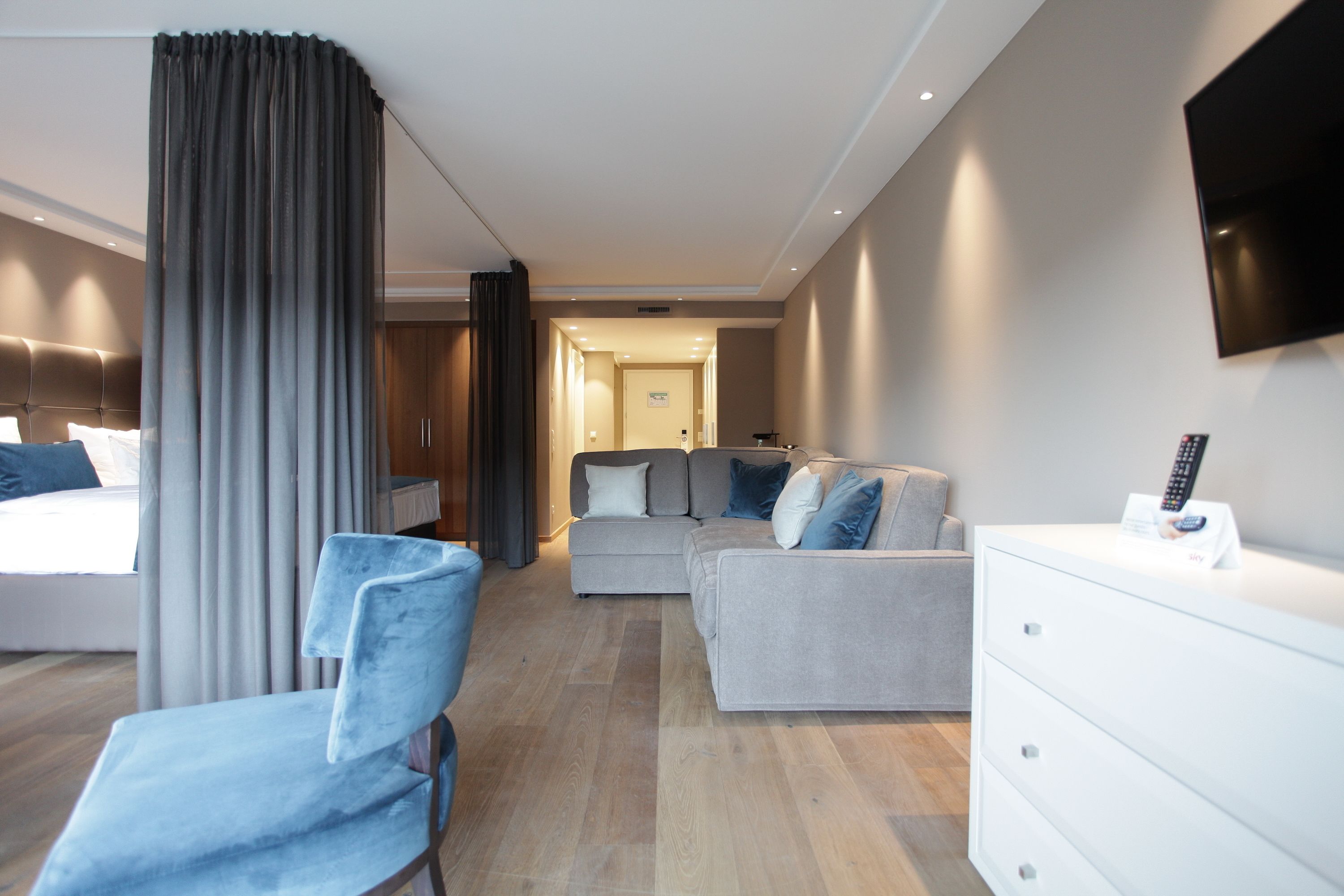 deluxe room, 1 bedroom, balcony | hypo-allergenic bedding, in-room safe, desk, blackout curtains