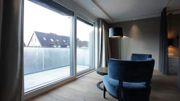 Deluxe Room, 1 Bedroom, Balcony | Hypo-allergenic bedding, in-room safe, desk, blackout drapes