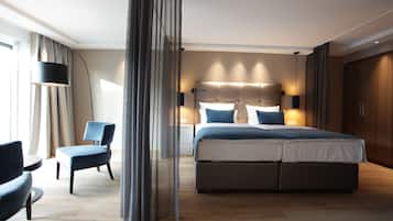 Deluxe Room, 1 Bedroom, Balcony | Hypo-allergenic bedding, in-room safe, desk, blackout drapes