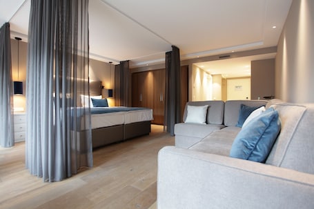 Habitación Deluxe, 1 habitación, balcón | Ropa de cama hipoalergénica, caja fuerte, escritorio y cortinas opacas. Hotel Aurelia