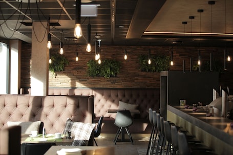 Se sirve cocina internacional (con mesas al aire libre) . Hotel Aurelia